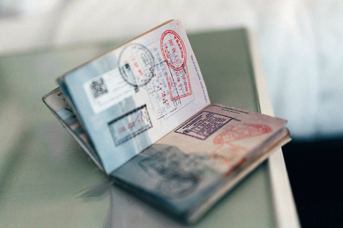 Розгорнутий закордонний паспорт зі штампами віз